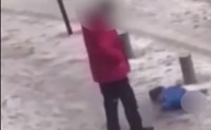 Otac udara sina jer nije mogao stajati na ledu