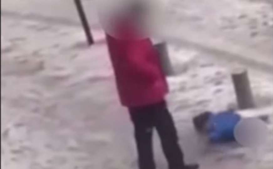 Otac udara sina jer nije mogao stajati na ledu