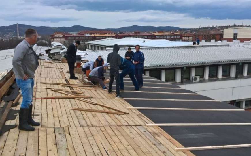 Nakon olujnog nevremena studenti u Banjoj Luci sami popravili krov fakulteta