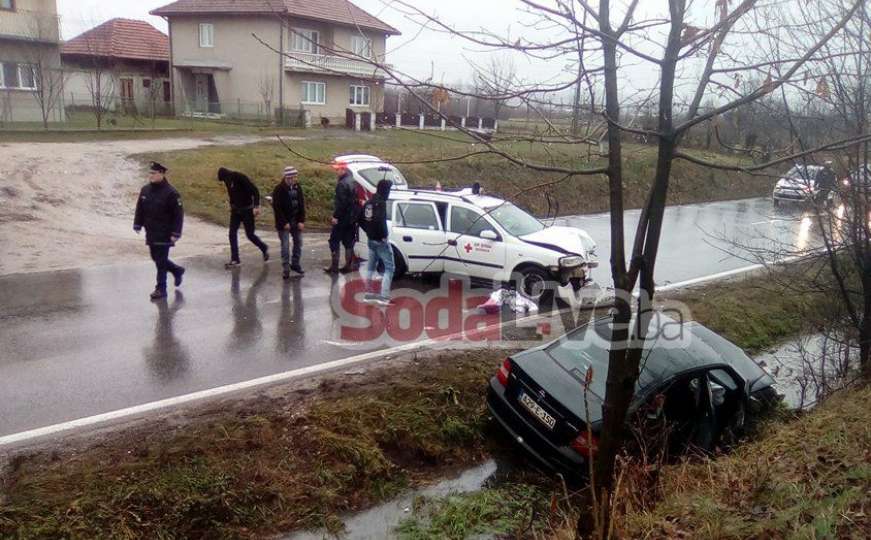 Pet osoba povrijeđeno u sudaru automobila i saniteta kod Lukavca