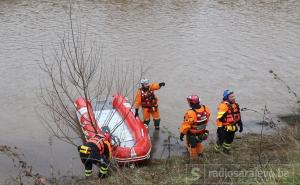 Čamci spušteni u Miljacku: U potragu za mladićima uključeni spasioci i policija
