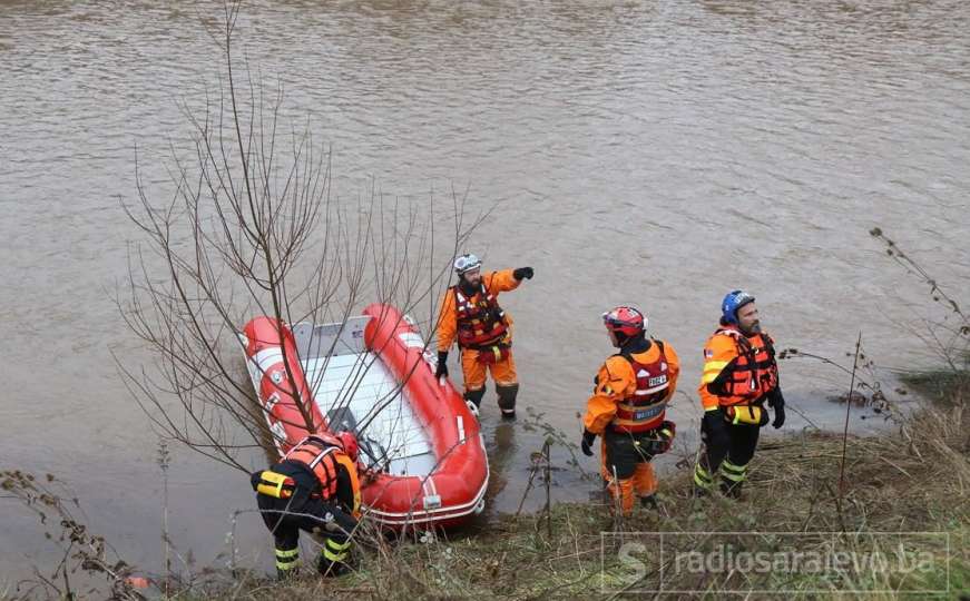 Čamci spušteni u Miljacku: U potragu za mladićima uključeni spasioci i policija