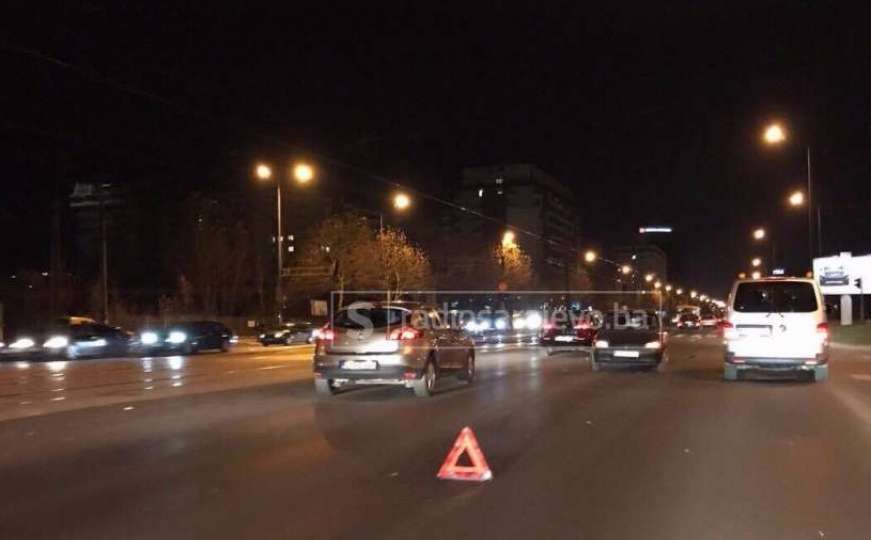 Jedna osoba povrijeđena u sudaru dva vozila na Čengić-Vili