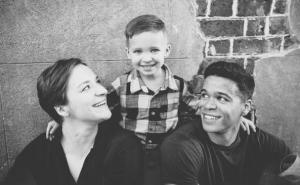 Razvedeni par svake godine pravi porodične fotografije sa svojim sinom