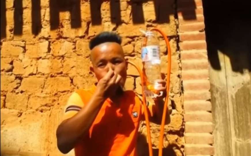 Bizaran snimak: Muškarac kroz uši pije vodu i svira frulu