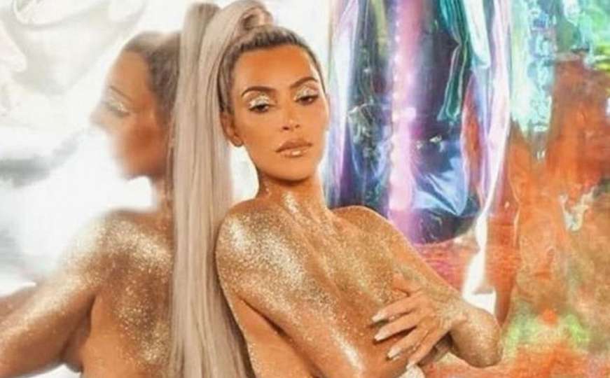 Kim Kardashian objavila škakljive fotografije: Na sebi je imala samo šljokice