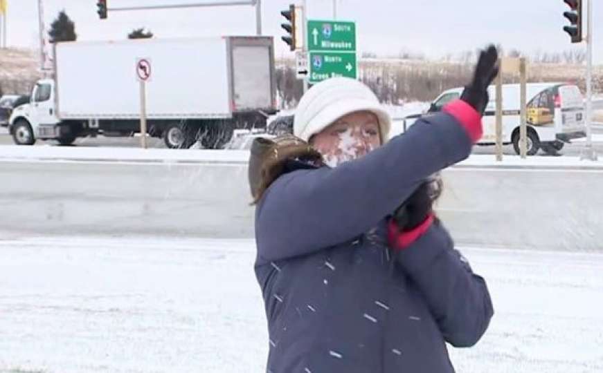 Reporterka pogođena grudvom u lice dok se javljala uživo