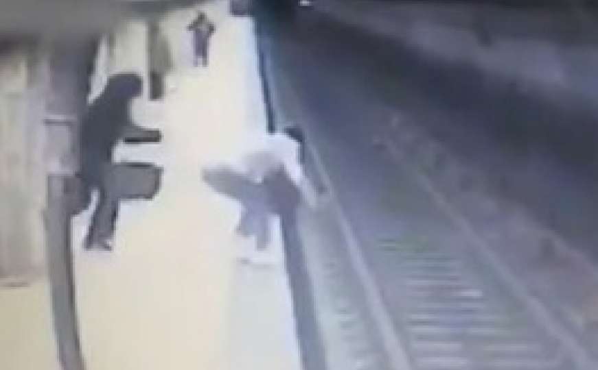 Uznemirujući snimak ubistva: Iz osvete gurnula ženu pod voz