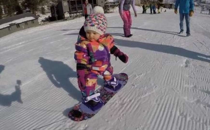 Beba na snowboardingu prije svog prvog rođendana