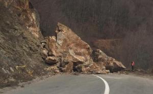 Stijena pala na cestu u kanjonu Ugra