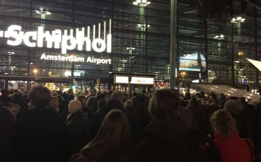 Ranjen muškarac koji je prijetio nožem na aerodromu u Amsterdamu