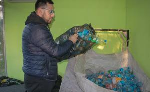 Duško Tadić: Prikupljenu plastičnu ambalažu mijenja za novogodišnje paketiće