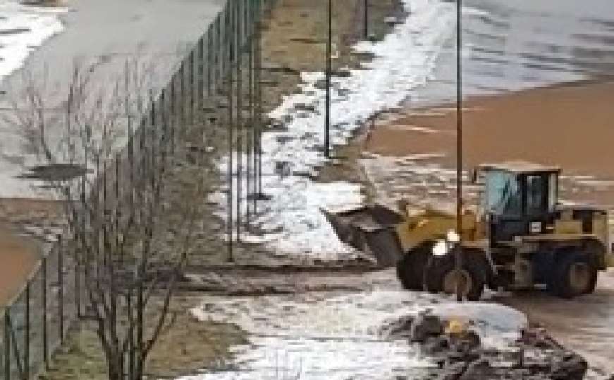 Samo u BiH: Bagerom prebacivali vodu i blato na obližnji stadion 