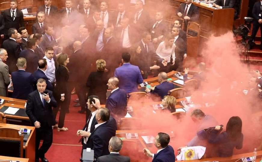 Haos u Tirani: Dimne bombe u Parlamentu, sukobi s policijom na ulici