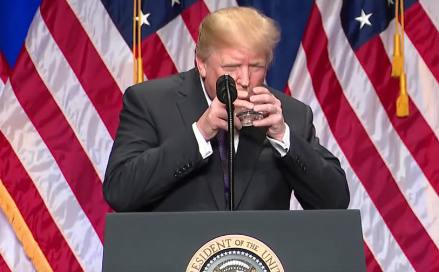 Društvene mreže ponovo ismijale Trumpa: Pije vodu kao dijete, da se nije pokvario