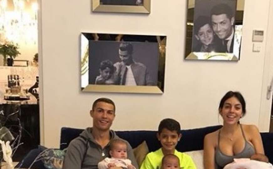 Petorka sretna na okupu: Georgina objavila fotku s Ronaldom, bebama i sinčićem