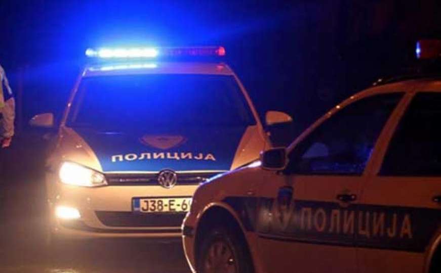 Teško povrijeđen policajac u Derventi, pljačkaši ga udarili ukradenim vozilom
