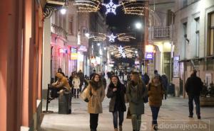 Sarajevo u novom ruhu: Gradske ulice zasjale prazničnim ukrasima