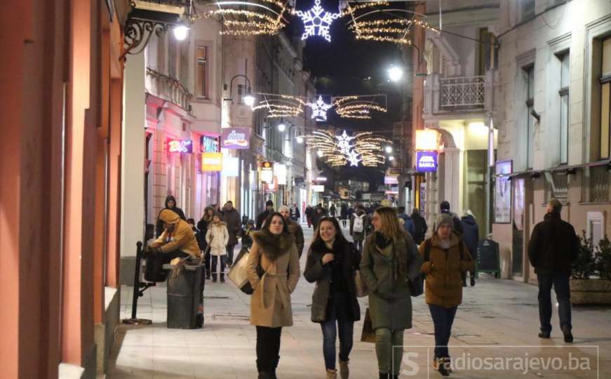 Sarajevo u novom ruhu: Gradske ulice zasjale prazničnim ukrasima