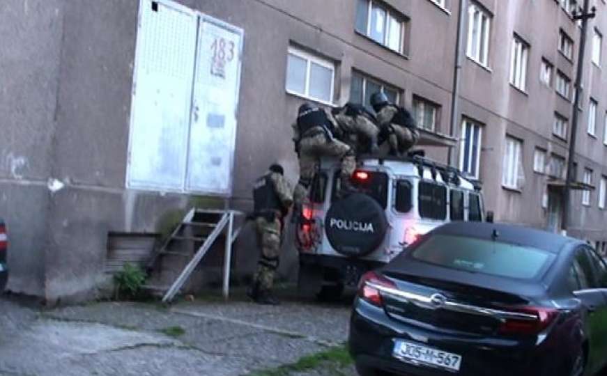 Pretresi na 23 lokacije u Zenici, Maglaju i Zavidovićima zbog droge i oružja