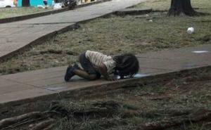 Fotografija rasplakala svijet: Djevojčica pije vodu iz bare