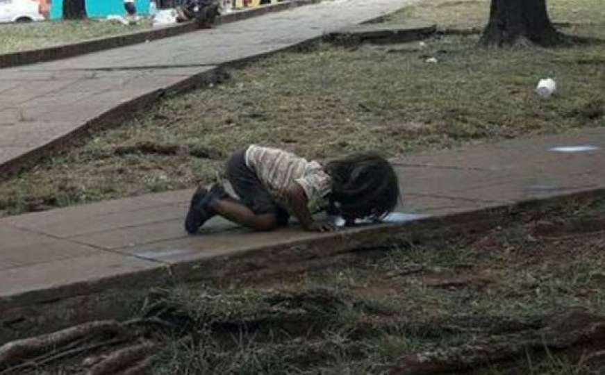 Fotografija rasplakala svijet: Djevojčica pije vodu iz bare
