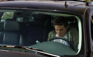 Bizarna saobraćajna nesreća: Pijani vodili ljubav tokom vožnje, pa udarili u drvo