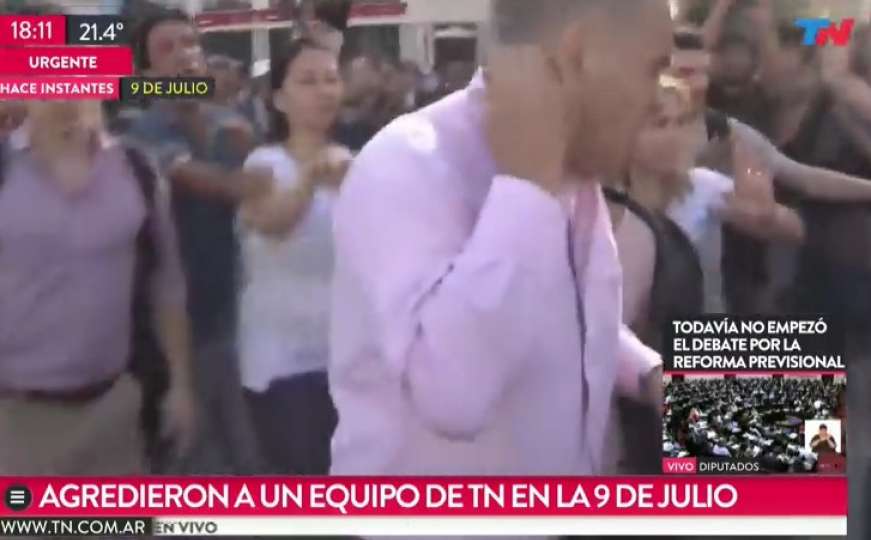 Haos u Buenos Airesu: Novinara tukli i gađali kamenjem tokom prijenosa uživo