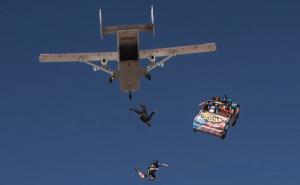 Najveća ludost godine: Vozeći automobil iskočili iz aviona