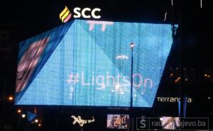 Performans na zidu SCC-a: Pokrenuta akcija "Upalimo svjetlo za mladost u BiH"