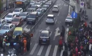 Uznemirujući snimak: Pješaci spašavali dječaka ispod točkova automobila