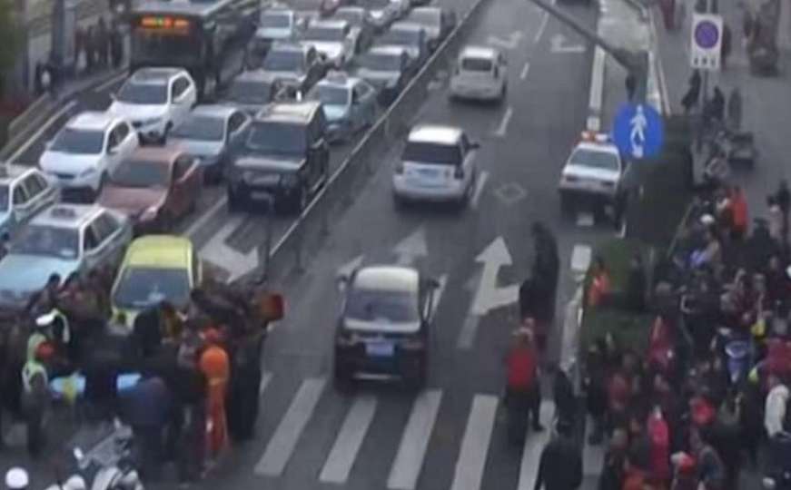 Uznemirujući snimak: Pješaci spašavali dječaka ispod točkova automobila