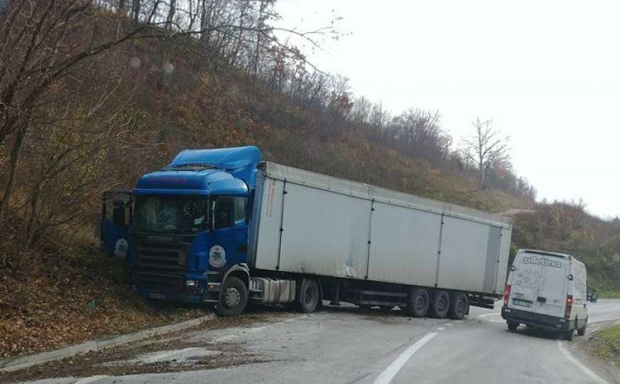 Dvije osobe povrijeđene u sudaru dva kamiona 