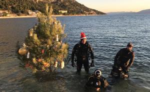 Neobično slavlje: Hercegovački ronioci Božićno drvce postavili pod vodom