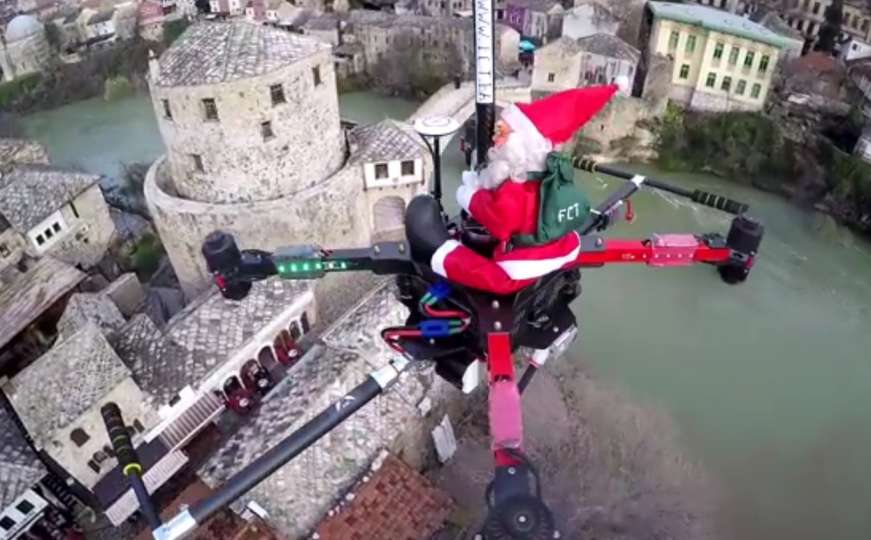 Praznična čarolija u Mostaru: Djeda Mraz letio iznad grada i oduševio prolaznike