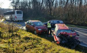 Sudarila se dva automobila i autobus pun turista, šest osoba povrijeđeno