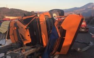 Nesreća na autoputu: Prevrnula se grtalica, jedna osoba poginula 