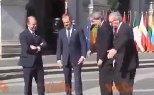 Jedva stoji na nogama: Pijani Jean Claude Juncker na samitu EU