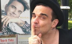 Robbie Williams šokirao fanove provokativnom čestitkom
