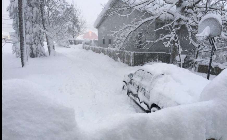 Vanredno stanje u gradiću Erie, napadalo 86 centimetara snijega