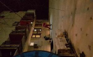 Djed Mraz se spustio s krova zgrade u Mostaru i podijelio poklone djeci