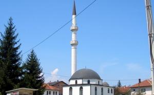 Vandalizam u Kiseljaku: Pivskim flašama gađali i oštetili Gradsku džamiju