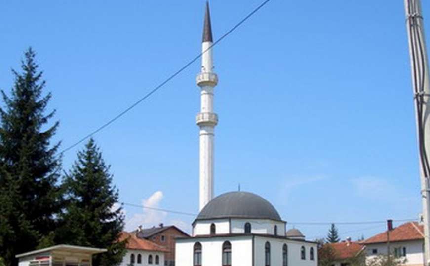 Vandalizam u Kiseljaku: Pivskim flašama gađali i oštetili Gradsku džamiju