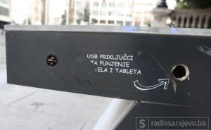 Vandalizam: Uništene solarne klupe ispred Narodnog pozorišta