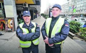 Novi Sad: Hrabri policajci spriječili lopova u krađi novogodišnjih paketića