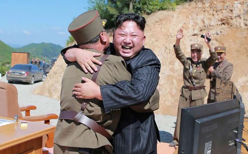 Kim Jong-un: Dugme za lansiranje nuklearne bombe uvijek mi je spremno na stolu