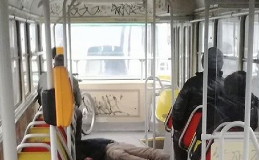 Muškarac ležao na podu tramvaja, putnici mirno sjedili 