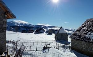 Pljačkaši devastirali Lukomir, polupani prozori, obijena vrata na deset kuća