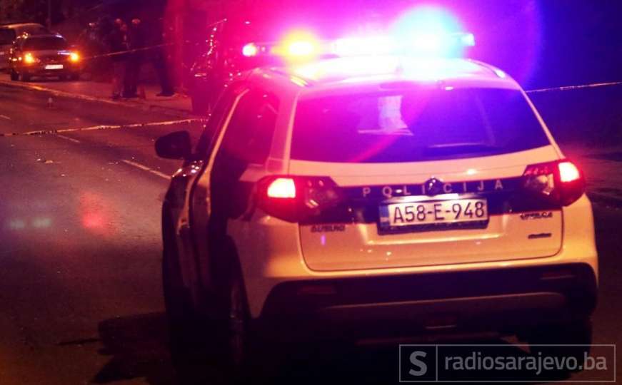Automobilom udario u portal picerije na Dobrinji, tri osobe povrijeđene
