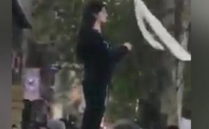 Fotografija postala hit: Skinula hidžab i postala simbol otpora u Iranu